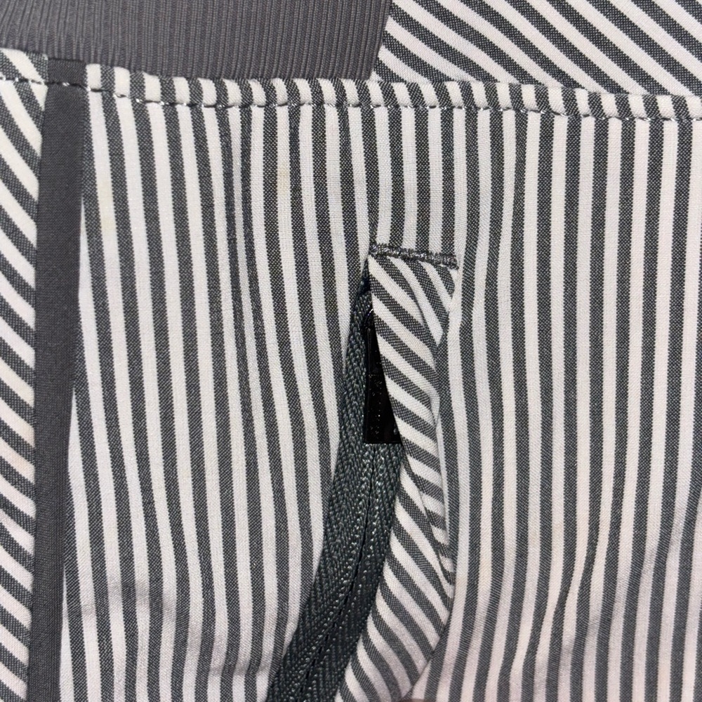 Athleta Brooklyn Textured 16” Skirt Skort, Gray White Stripe, Size 4 - Picture 2 of 9